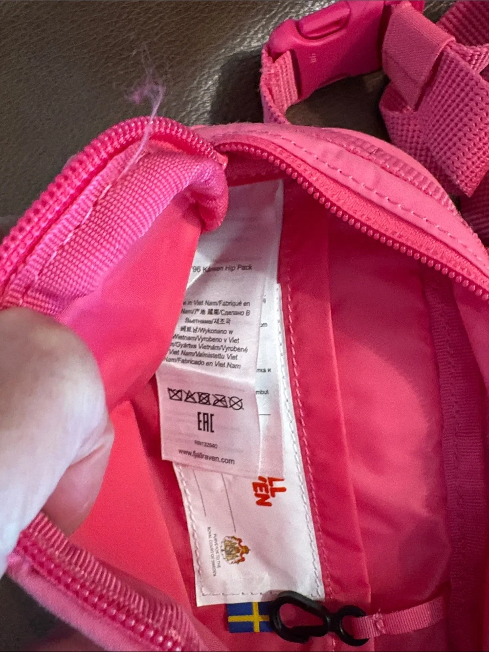 Fjallraven Kånken Mini Sling Bag in Bright Pink - Picture 2 of 5
